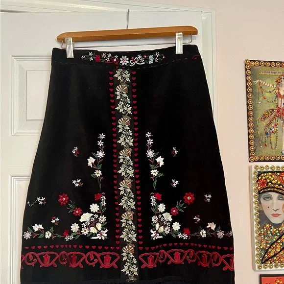 Gorgeous Embroidered Skirt with Folklore Flower Art Design - Size 6 - Picture 2 of 12